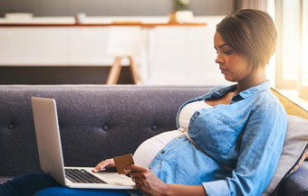 分享经验怀孕社会媒体裁剪拍摄怀孕了女人移动PC信贷卡沙发首页