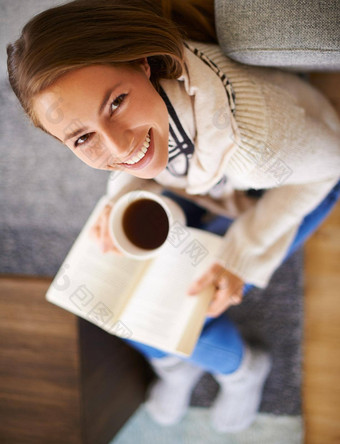 放松好书高角拍摄年轻的女人咖啡阅读书