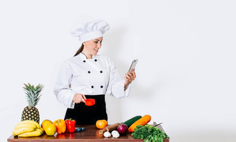 女人老板蔬菜表格食<strong>谱</strong>智能手机女人老板厨房食<strong>谱</strong>细胞电话老板人烹饪食<strong>谱</strong>