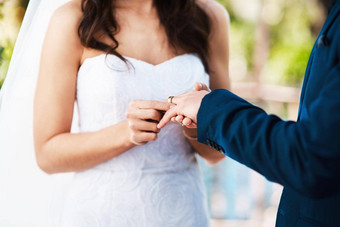 事情誓言爱裁剪拍摄认不出来新娘下滑环新郎手指站在户外婚礼一天