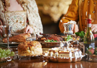 贵族盛宴人饥饿裁剪拍摄高贵的夫妇吃宫餐厅房间