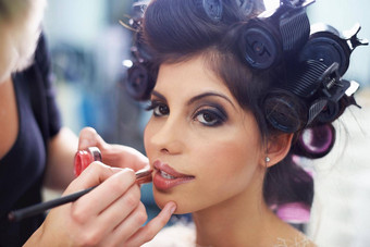 增强年轻的模型化妆品增强头发沙龙口红应用