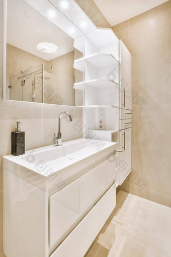 水槽镜子现代浴室
