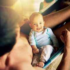 男人。英俊的肖像快乐的婴儿男孩坐着父亲腿上相机首页一天