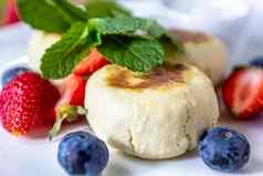 自制的芝士蛋糕新鲜的草莓蓝莓甜点健康的有机夏天甜点馅饼芝士蛋糕香草奶酪蛋糕