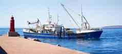 抓一天拍摄钓鱼拖网渔船离开港口