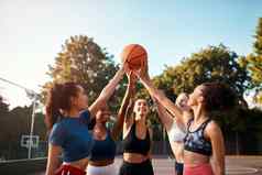 让女孩裁剪拍摄多样化的集团女运动员持有篮球玩游戏一天