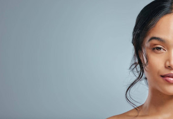 好护肤品投资工作室肖像有吸引力的年轻的女人摆姿势灰色背景