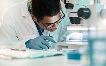 科学知识进步世界拍摄年轻的科学家显微镜实验室