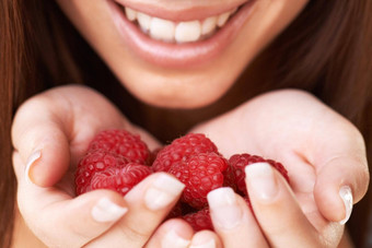 树莓高兴的是裁剪图像快乐年轻的女人持有群树莓