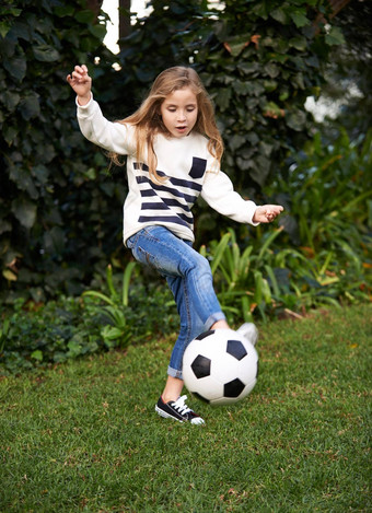 妍技能拍摄女孩玩足球球花园