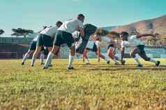 给橄榄球实践拍摄集团橄榄球球员培训解决袋场