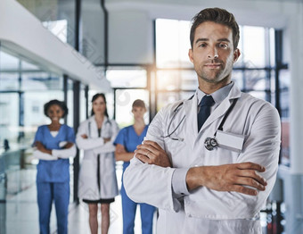 标题高执行医院肖像自信年轻的医生工作医院的同事们背景