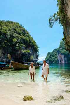 KOH老挝提单KOH在香港甲米泰国美丽的海滩长尾船夫妇欧洲但亚洲女人海滩
