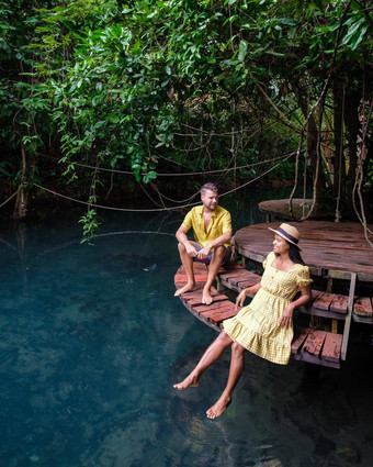 运河凯甲米泰国红树林森林受欢迎的皮划艇河甲米泰国年轻的亚洲女人欧洲但湖