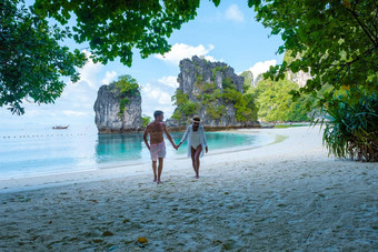 KOH在香港岛甲米泰国夫妇但女人海滩KOH在香港热带白色海滩亚洲女人欧洲但