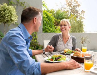 分享健康的生活方式裁剪拍摄快乐夫妇分享美味的素食者餐