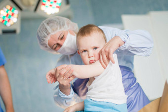 护士绷带生病的孩子医生对待婴儿病人医生