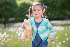 快乐的女孩夏天草地运行孩子花场婴儿玩具绿色草