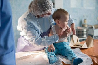 男孩护士对待燃烧孩子医院受伤的医生对待婴儿医院病人