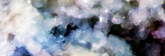 水晶石头宏矿物紫色的粗糙的紫水晶石英晶体