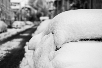 汽车覆盖雪雪秋天一年冬天概念雪汽车停街深层雪
