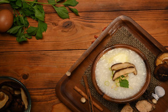 美味的大米粥软煮熟的蛋香菇蘑菇片姜片葱早餐