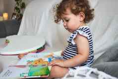 婴儿女孩阅读图片书白色沙发