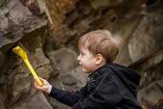 的男孩背景岩石山好奇心惊讶自然岩石山