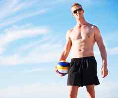 想要一块拍摄海滩排球游戏阳光明媚的一天