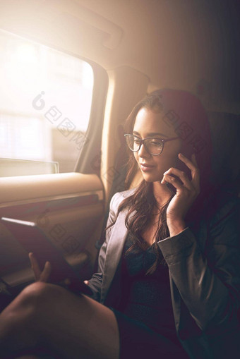 保持业务移动向前拍摄年轻的女商人会说话的电话数字平板电脑后座车