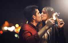 火花飞吻拍摄快乐年轻的夫妇庆祝罗马焰火筒晚上