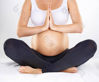 放松怀孕了年轻的女人执行瑜伽例程放松
