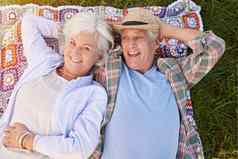 放松退休肖像快乐高级夫妇放松草坪上
