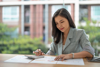 业务女人计算器数学金融木桌子上办公室业务工作背景税会计统计数据分析研究概念