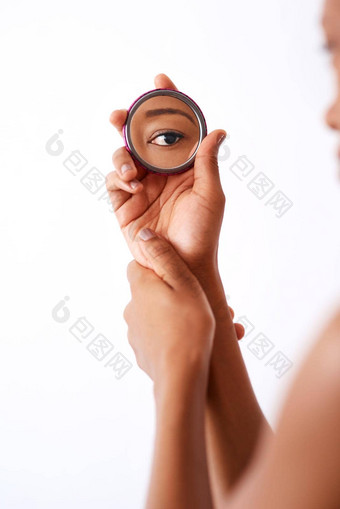 美眼睛容器工作室拍摄认不出来女人持有口袋里大小镜子白色背景