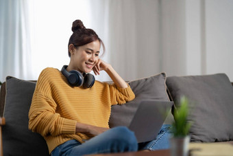 年轻的亚洲女人谈话聊天移动PC房子工作首页视频会议在线会议视频调用虚拟会议<strong>远程学习</strong>电子<strong>学习</strong>