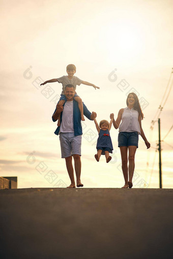 爱成键长走拍摄年轻的家庭采取走路