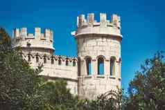 白色石头炮塔中世纪的城堡清晰的蓝色的天空背景