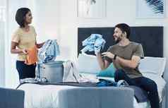 洗衣房部分生活使有趣的拍摄年轻的夫妇洗衣首页