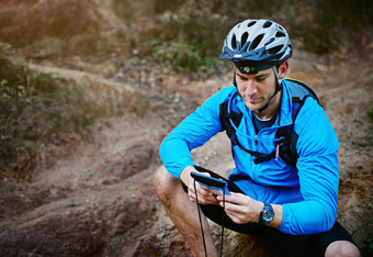 检查位置全球定位系统(gps)智能手机拍摄骑自行车的人智能手机骑
