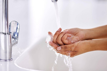 练习健康的<strong>卫生习惯</strong>裁剪拍摄女人洗手水槽