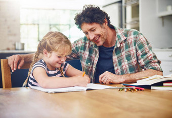 重要的提供鼓励孩子们裁剪拍摄<strong>父亲帮助</strong>女儿家庭作业
