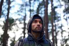 探索当地的荒野裁剪拍摄英俊的年轻的男人。徒步旅行森林