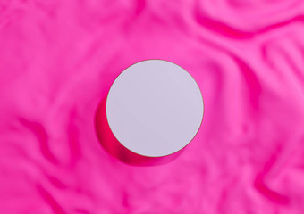 明亮的品红色的霓虹灯粉红色的呈现最小的产品显示前视图平躺圆讲台上站黄金行波浪纺织奢侈品化妆品产品摄影