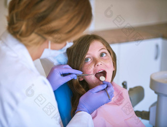 好工作开<strong>放宽</strong>裁剪拍摄牙医检查女孩牙齿