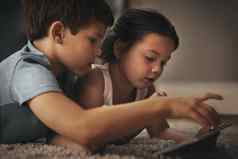 孩子友好的娱乐应用程序拍摄可爱的哥哥妹妹数字平板电脑地板上首页