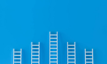 梯成就概念蓝色的墙工作室背景领导成功概念复制空间文本呈现