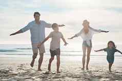 比赛完整的长度拍摄快乐年轻的夫妇享受好玩的一天孩子们海滩