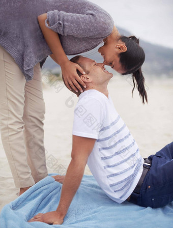 令人惊讶的吻拍摄年轻的女人<strong>接吻</strong>的男朋友海滩